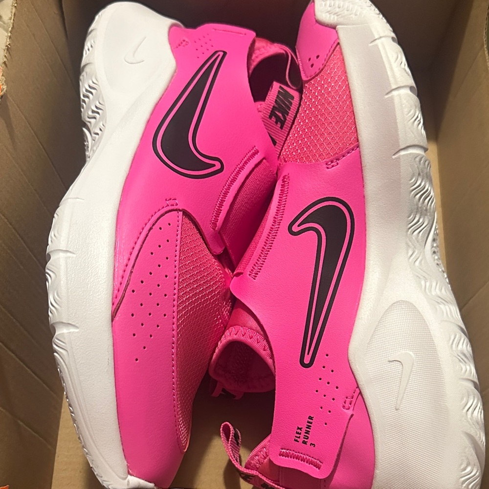 Pink and black Nike sneakers, Flex Runner 3, New, size 6
